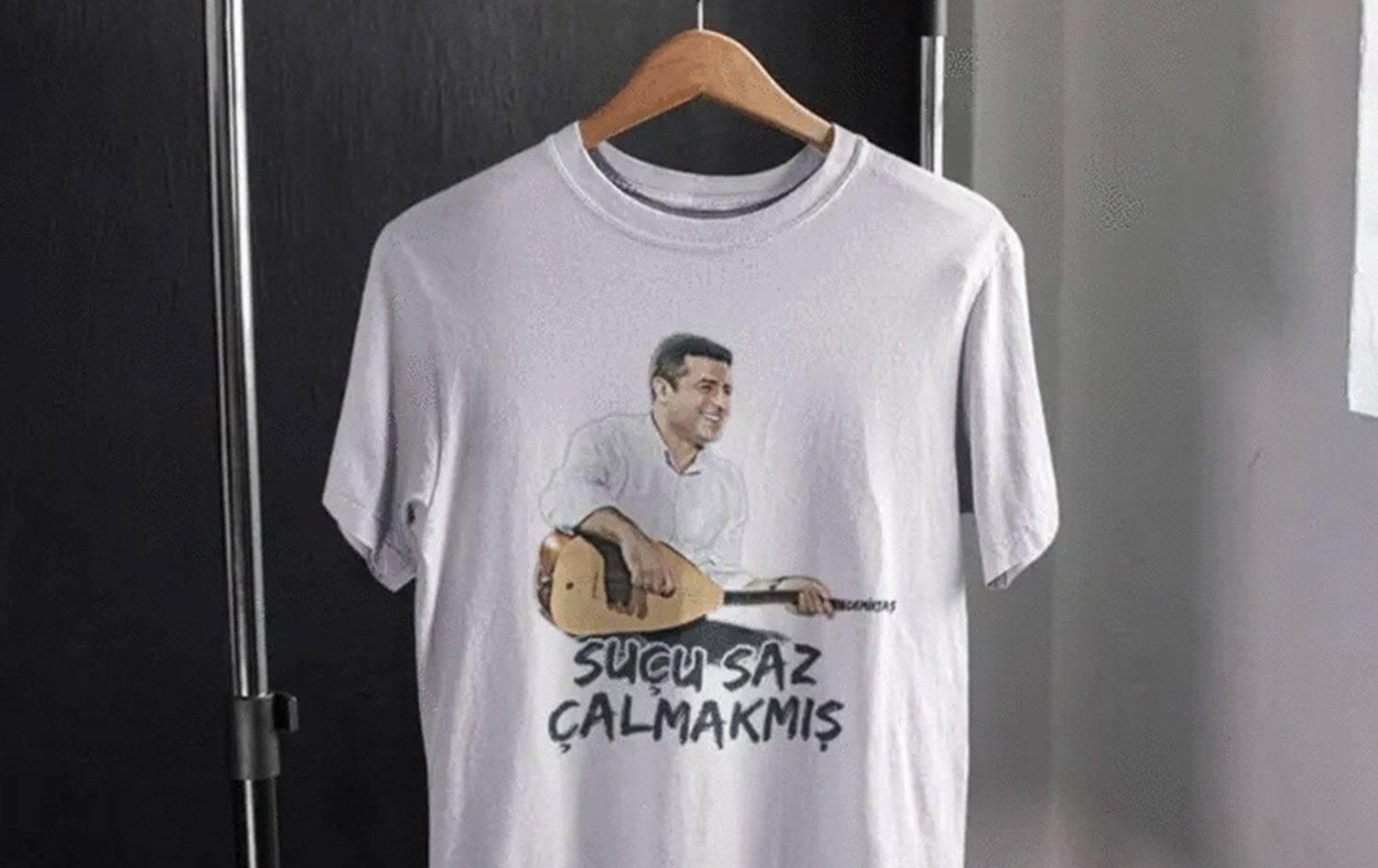 Demirtaş baskılı tişört giydiği gerekçesiyle anne ve çocuğu gözaltına alındı