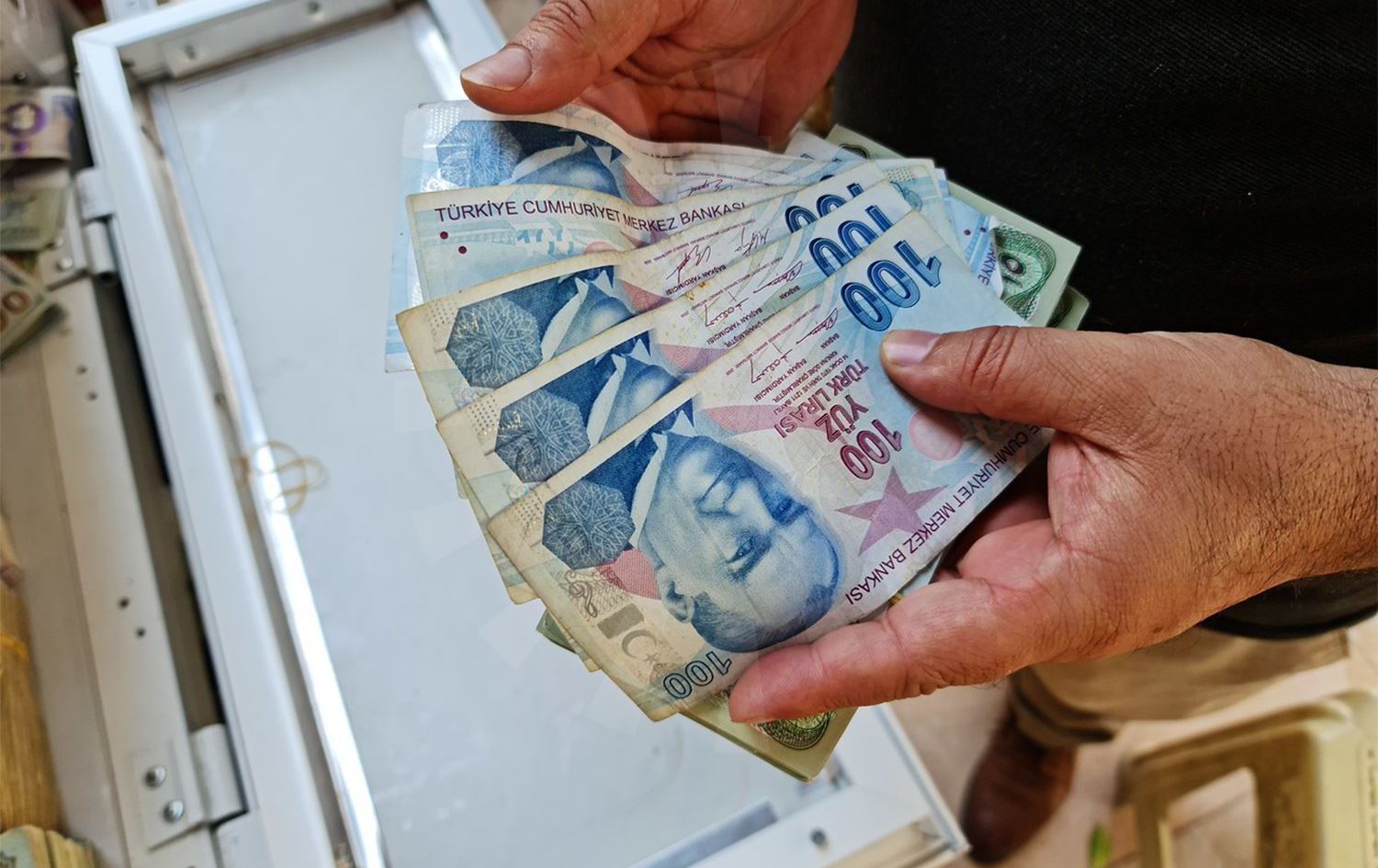 بەهای لیرەی تورکی زیاتر دادەبەزێت
