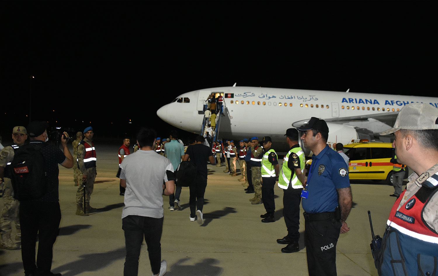 MALATYA- 227 Afgan göçmen uçakla sınır dışı edildi