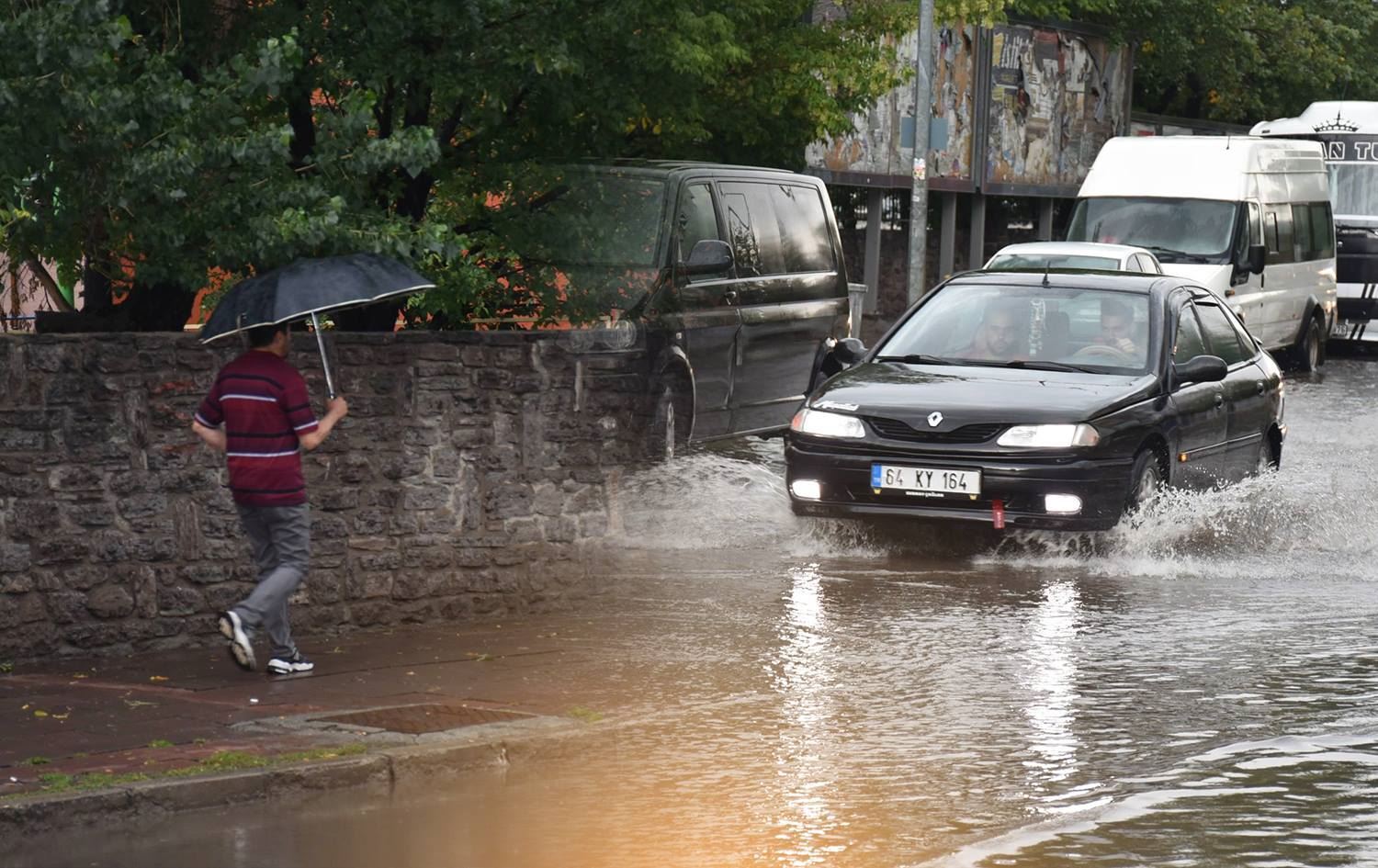 باران و تەرزە لە پارێزگایەکی باکووری کوردستان چەند رێگەیەکی دادەخات
