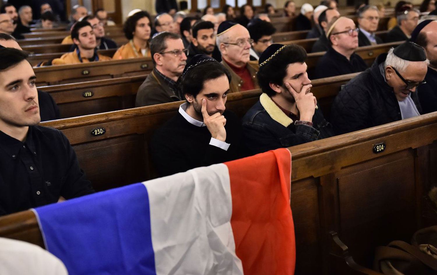 Araştırma: Yahudiler Fransa'da güvenliklerinden endişeli