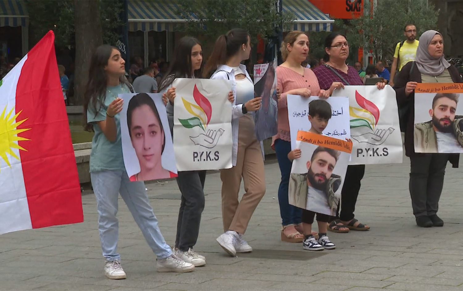 Kurdên Rojava li ber konsulxaneya Amerîkayê daxwaza azadkirina girtiyan dikin