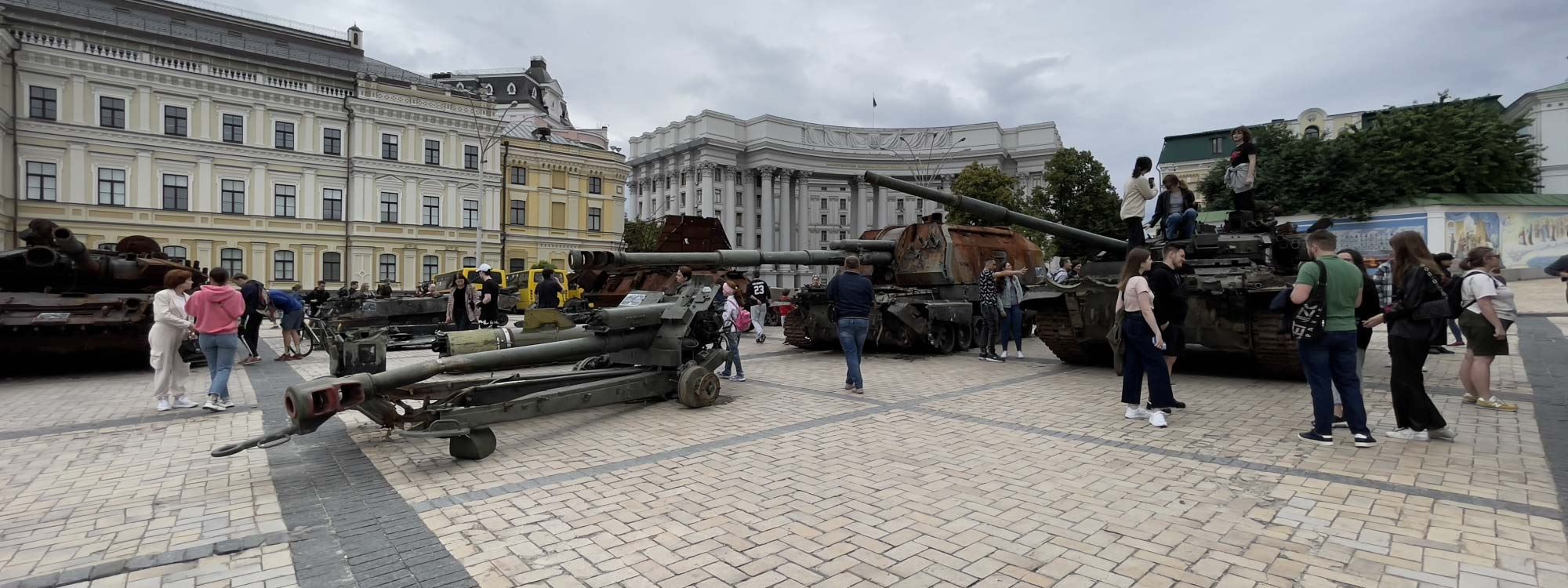 FOTO – Kiev’de tahrip olan zırhlı araçlar önünde hatıra fotoğrafı çekiliyor