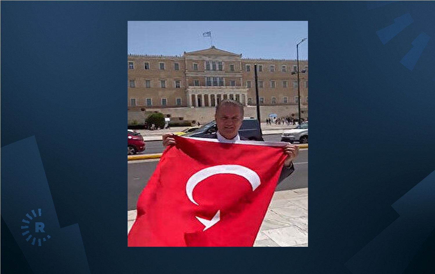 Yunanistan Parlamentosu önünde bayrak açan Sarıgül tartaklandı