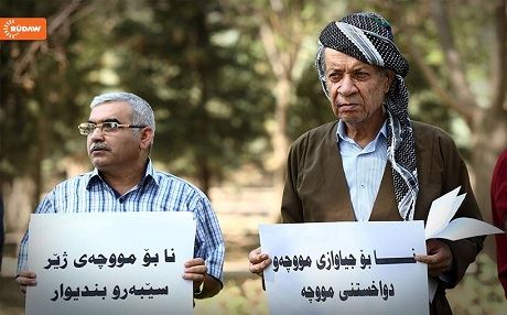 İlkokul öğretmenleri maaşlarının ödenmemesini protesto etti...