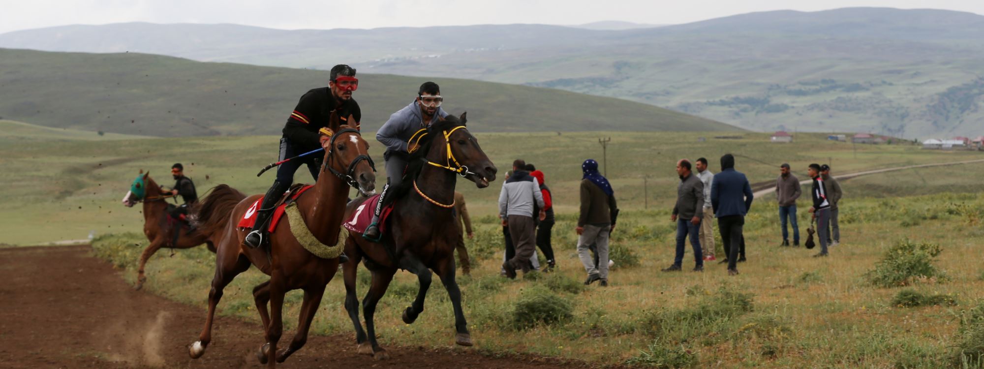 FOTO – Muş’ta köyler arası at yarışından kareler