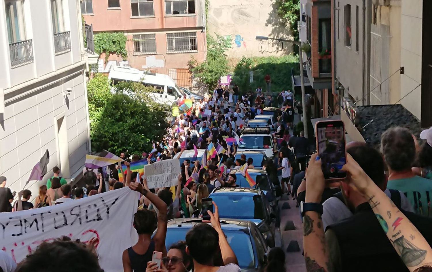 İstanbul'da Onur Yürüyüşüne müdahale: 200 gözaltı