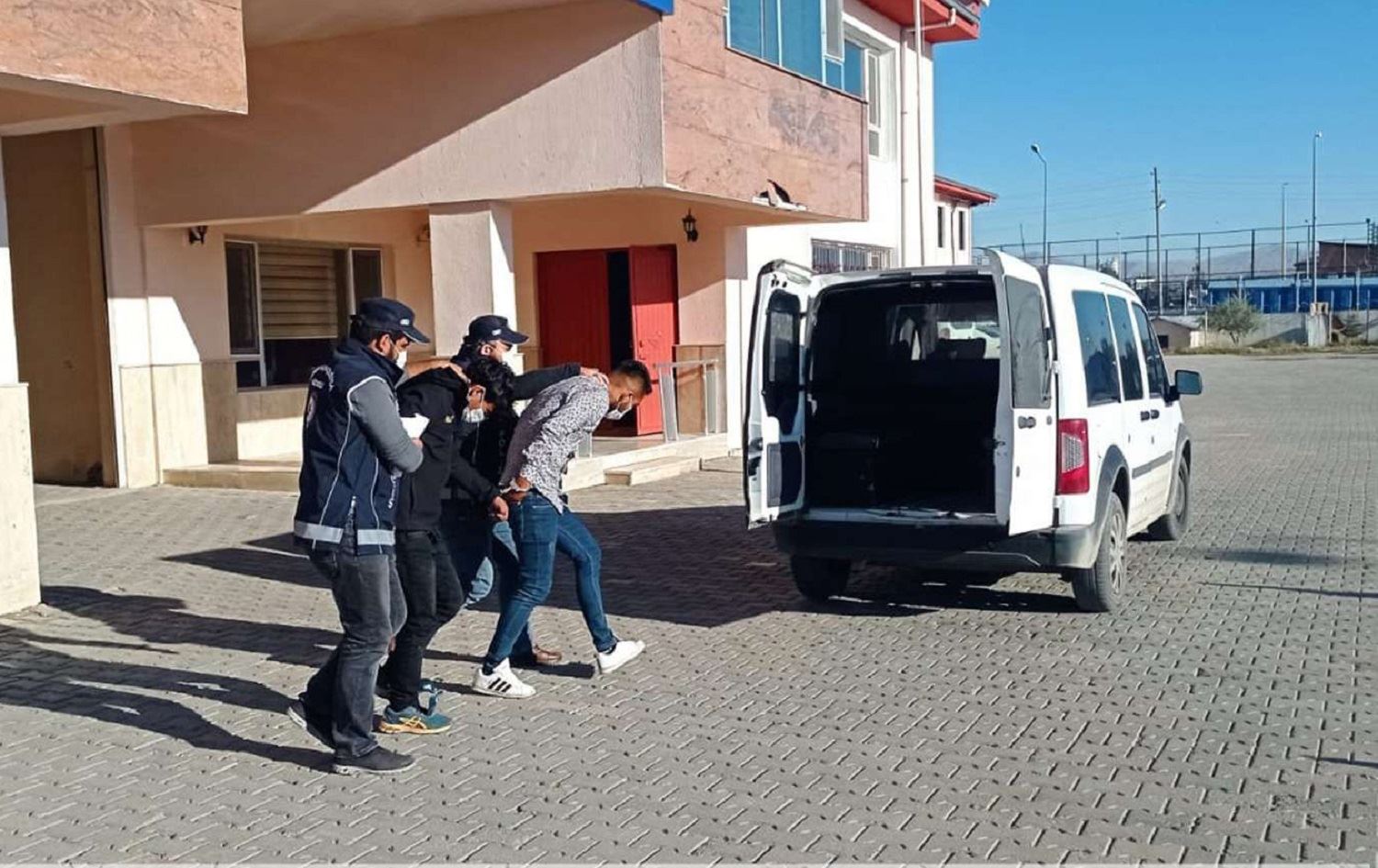 Li Wanê bi hinceta qaçaxçitiya koçberan 6 kes hatin girtin