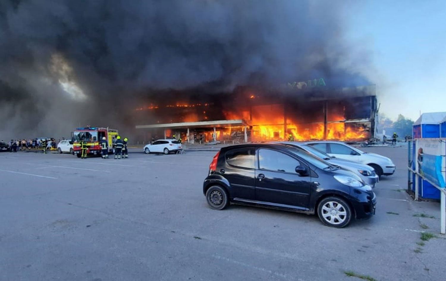 Zelenskiy: Ruslar içinde bin kişinin bulunduğu alışveriş merkezini vurdu