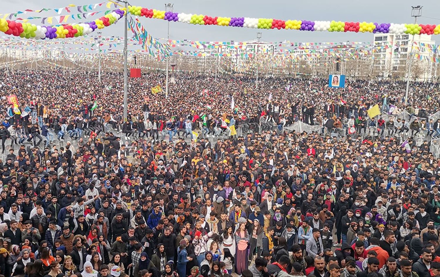 Hemû aliyan çav berdane dengên Kurdan