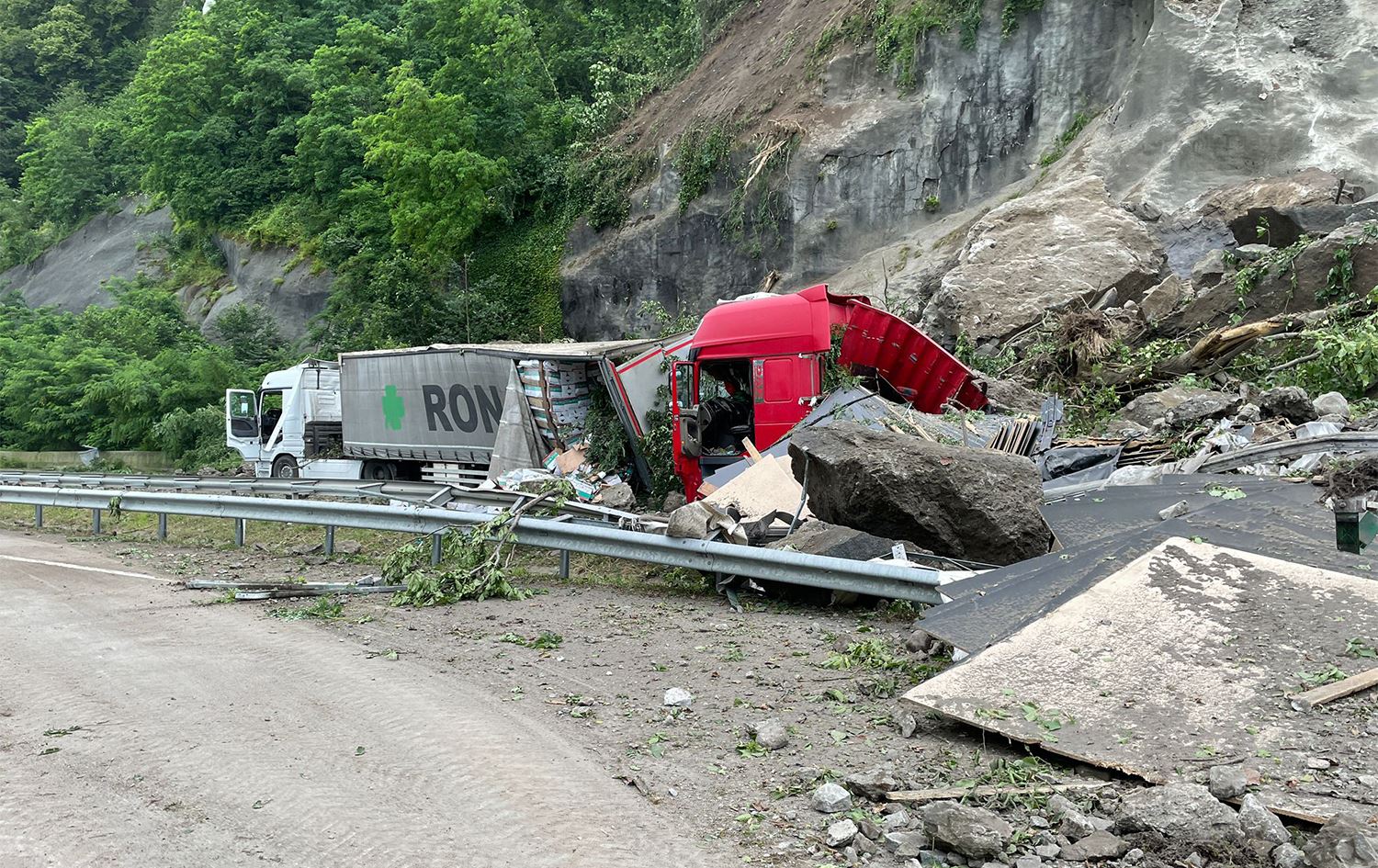 Li Artvinê lat bi ser barhilgiran de ketin: 1 mirî, 2 birîndar