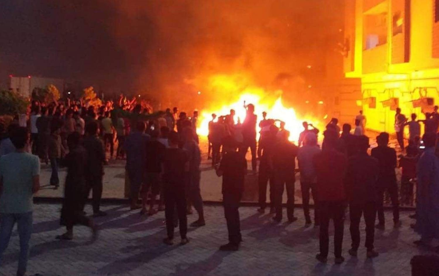 Libya’da gösteriler başladı, Temsilciler Meclisi ateşe verildi