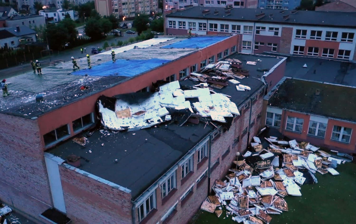 باران و باهۆز لە باکووری پۆڵەندا زیان بە چەندین باڵەخانە و درەخت دەگەیێنێت