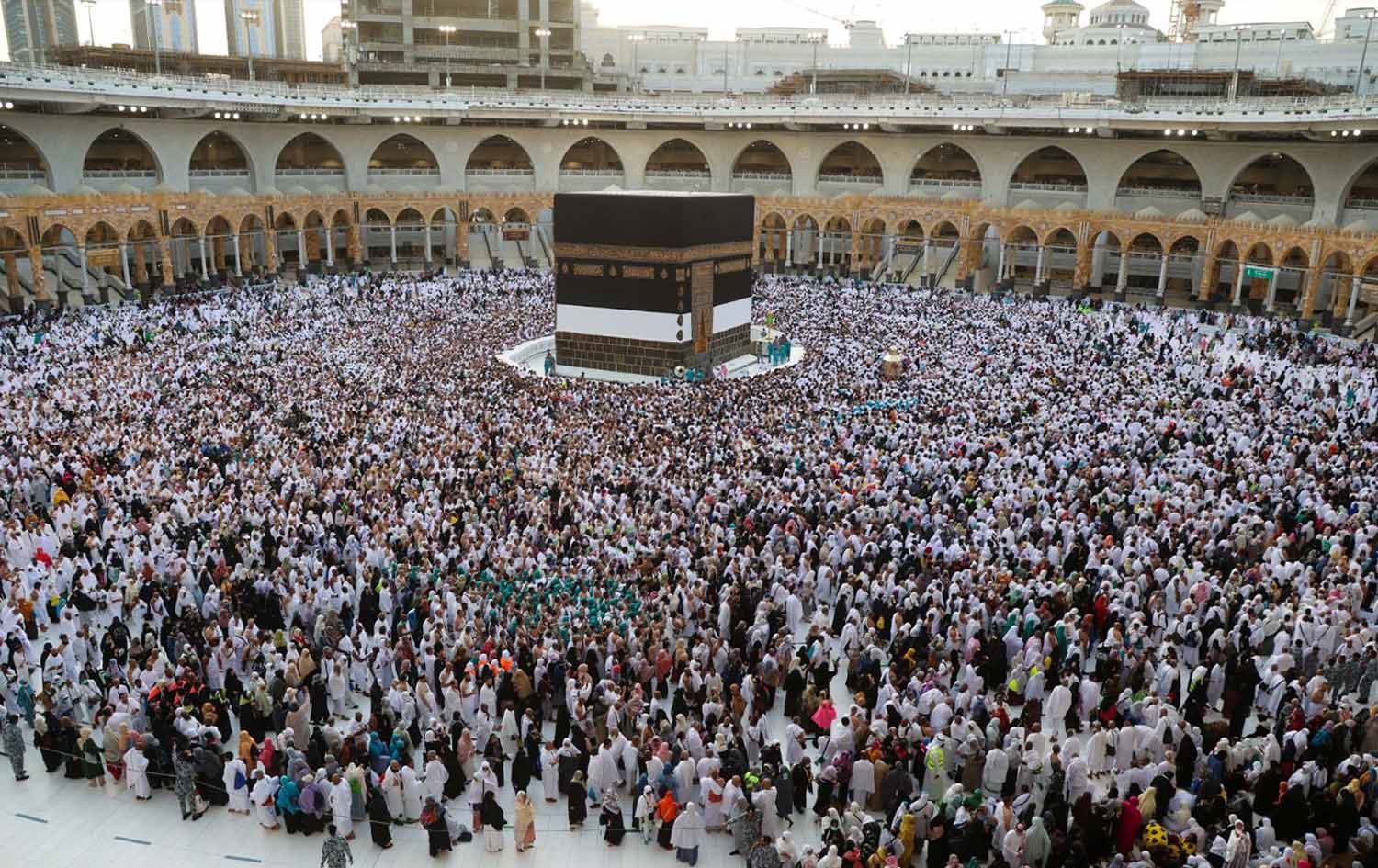 حاجیان لە مەککە دەستیان بە تەوافی کەعبەی پیرۆز کرد