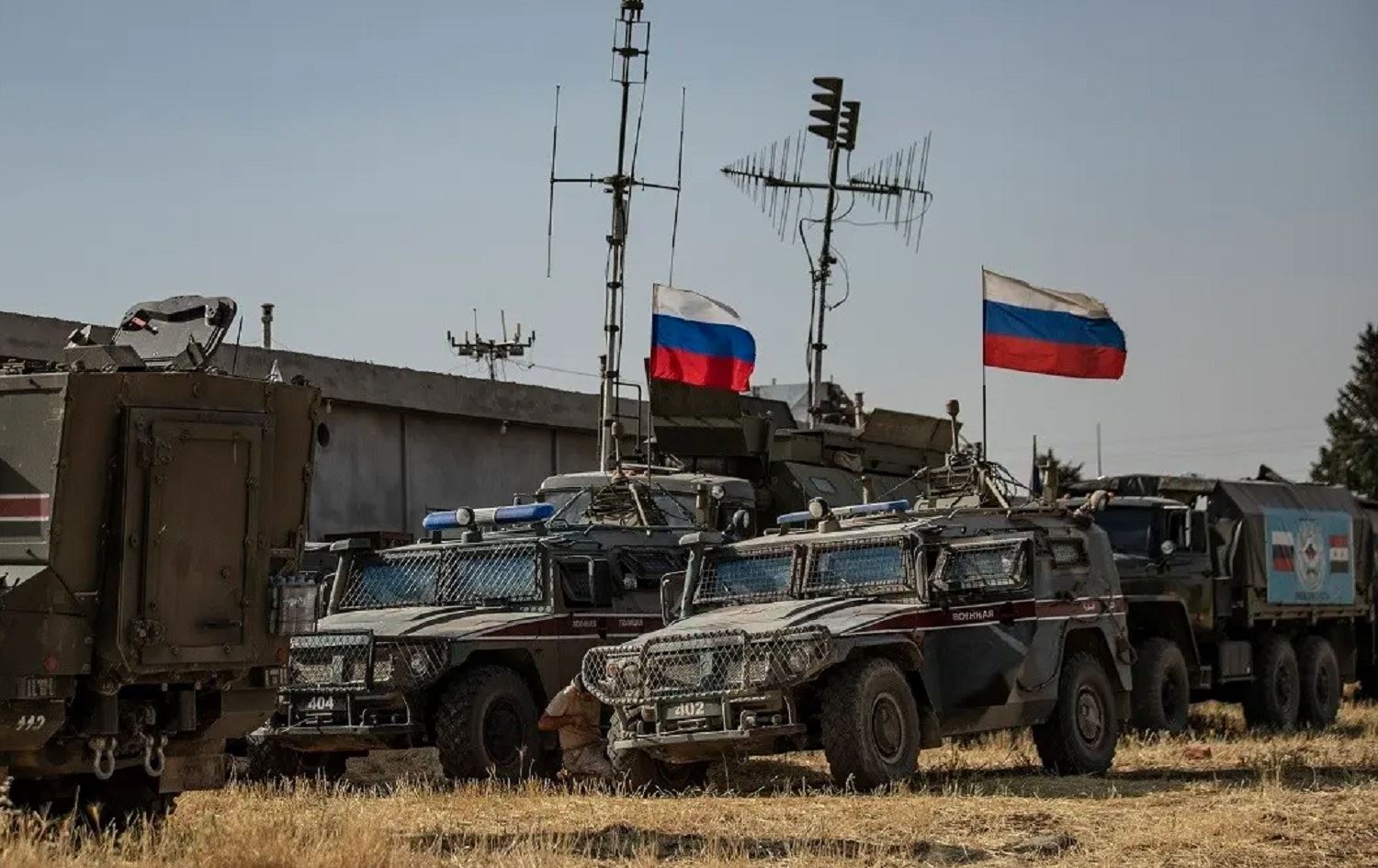 Rûsya daxwazê ji Îsraîlê dike “bê merc” êrîşên ser Sûriyê rawestîne