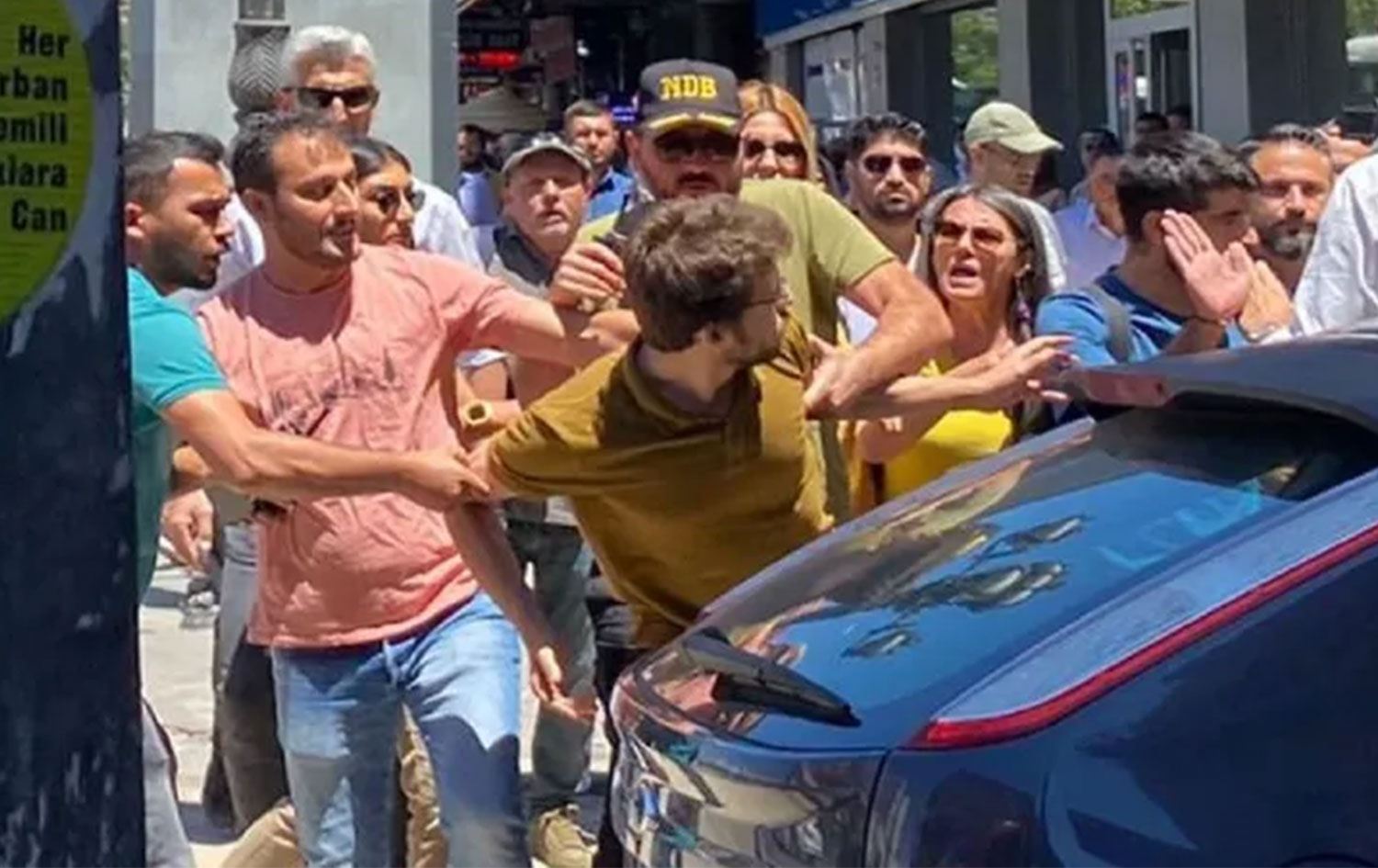 Gazetecilerin açıklamasına polis müdahalesi