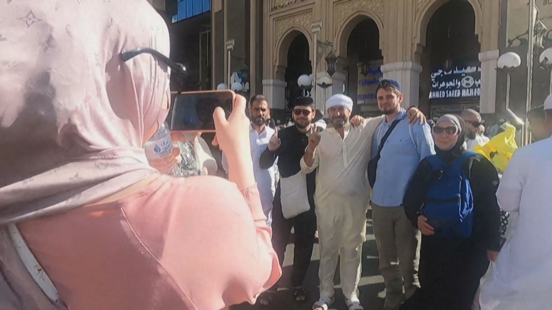 هاونیشتمانییەک لە بەریتانیاوە بە پێ دەچێتە مەککە