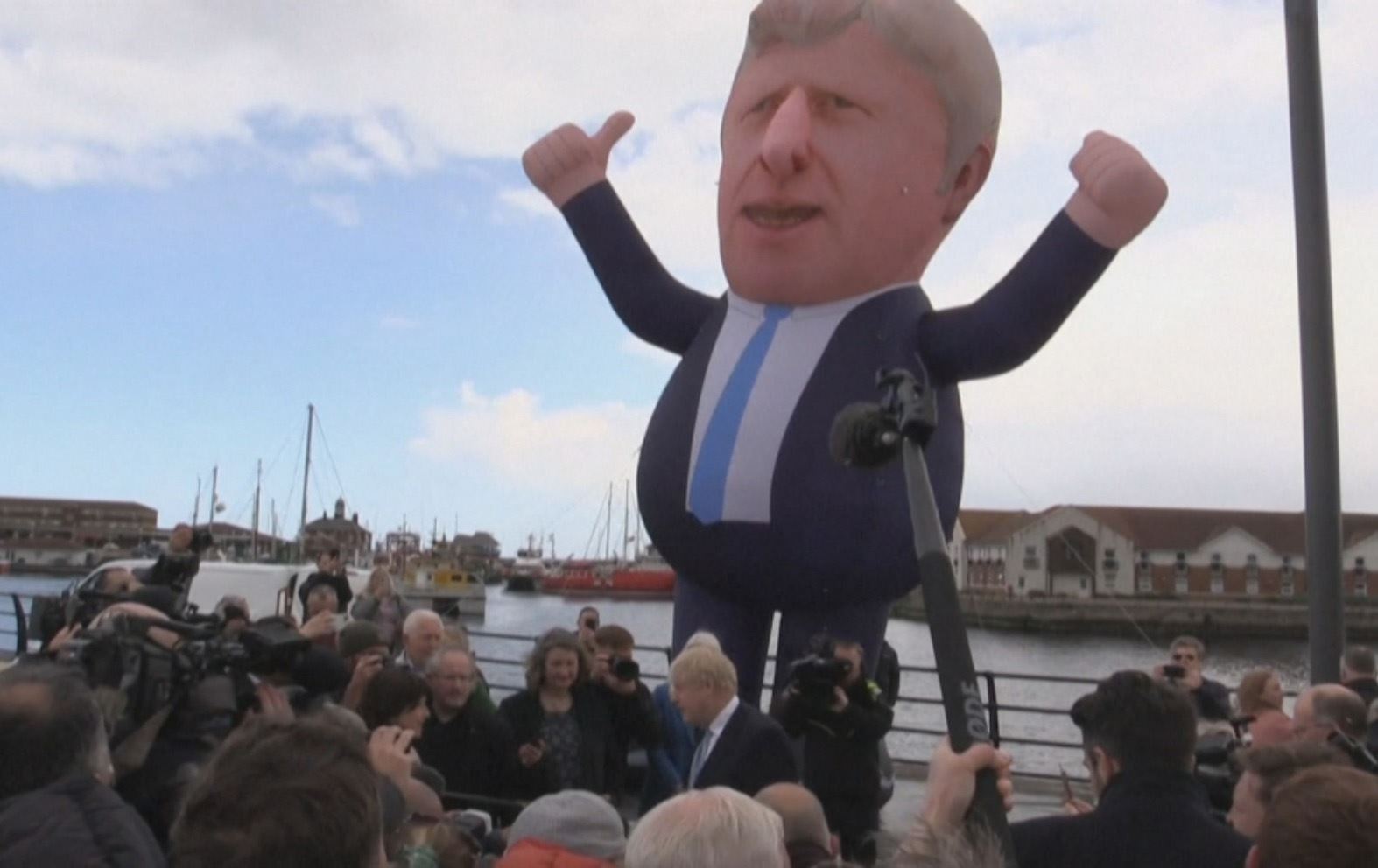 ئەو ئابڕووچوونانەی بۆریس جۆنسنیان بە دەستلەکارکێشانەوە گەیاند