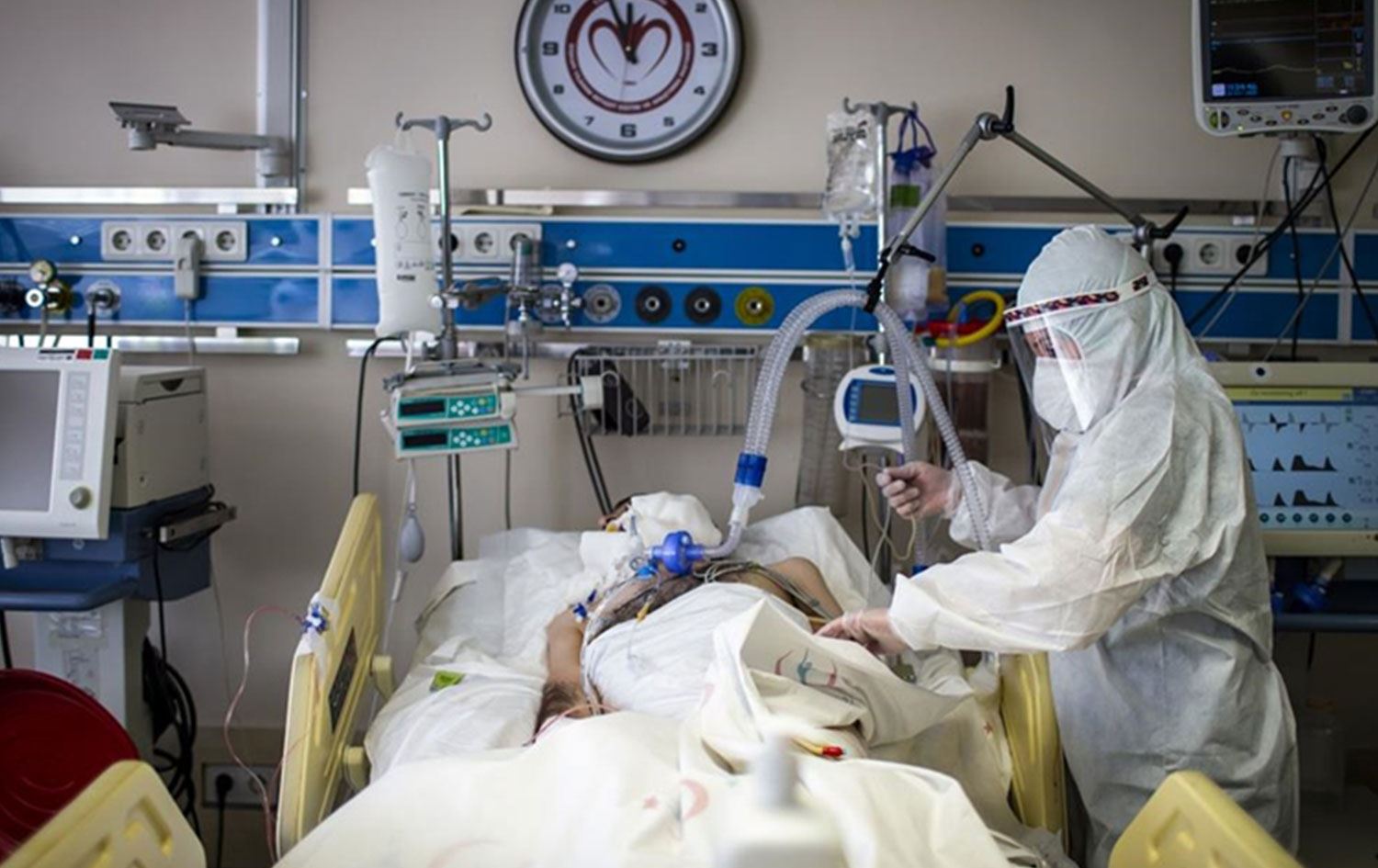 Türkiye'de Covid-19 servisleri yeniden açılıyor