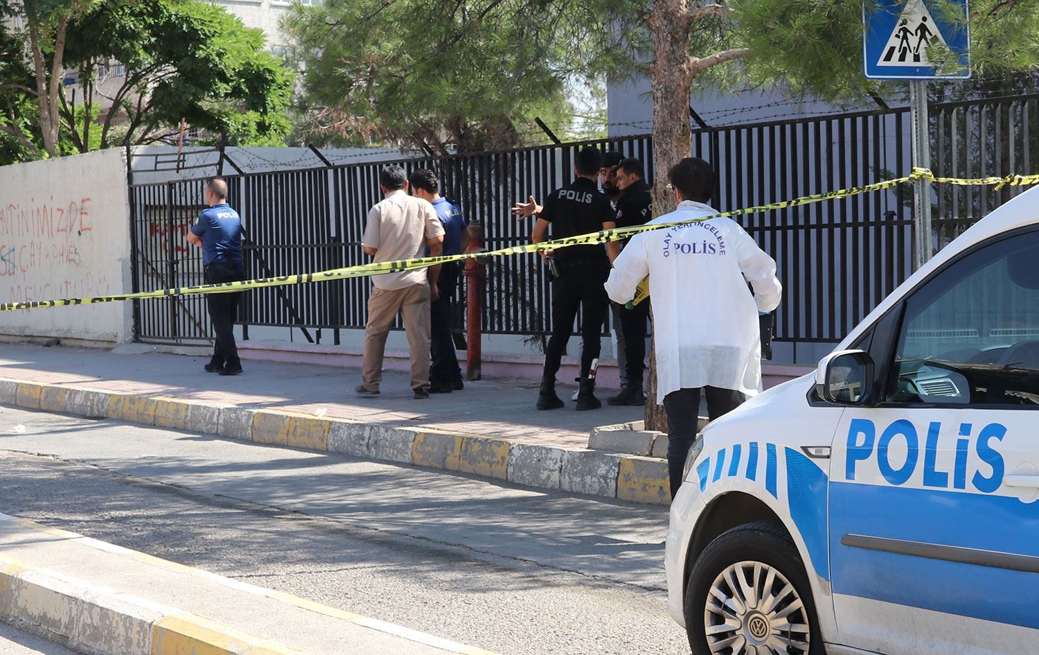 Urfa Cezaevi önünde silahlı saldırı: Bir kişi hayatını kaybetti