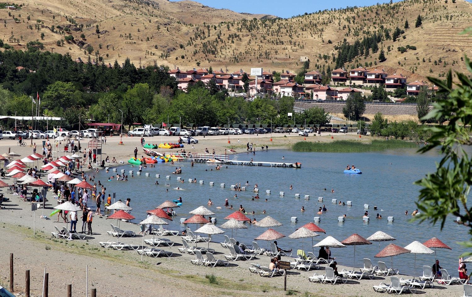 Di Cejna Qurbanê de bi hezaran geştiyar serdana Gola Hezarê dikin