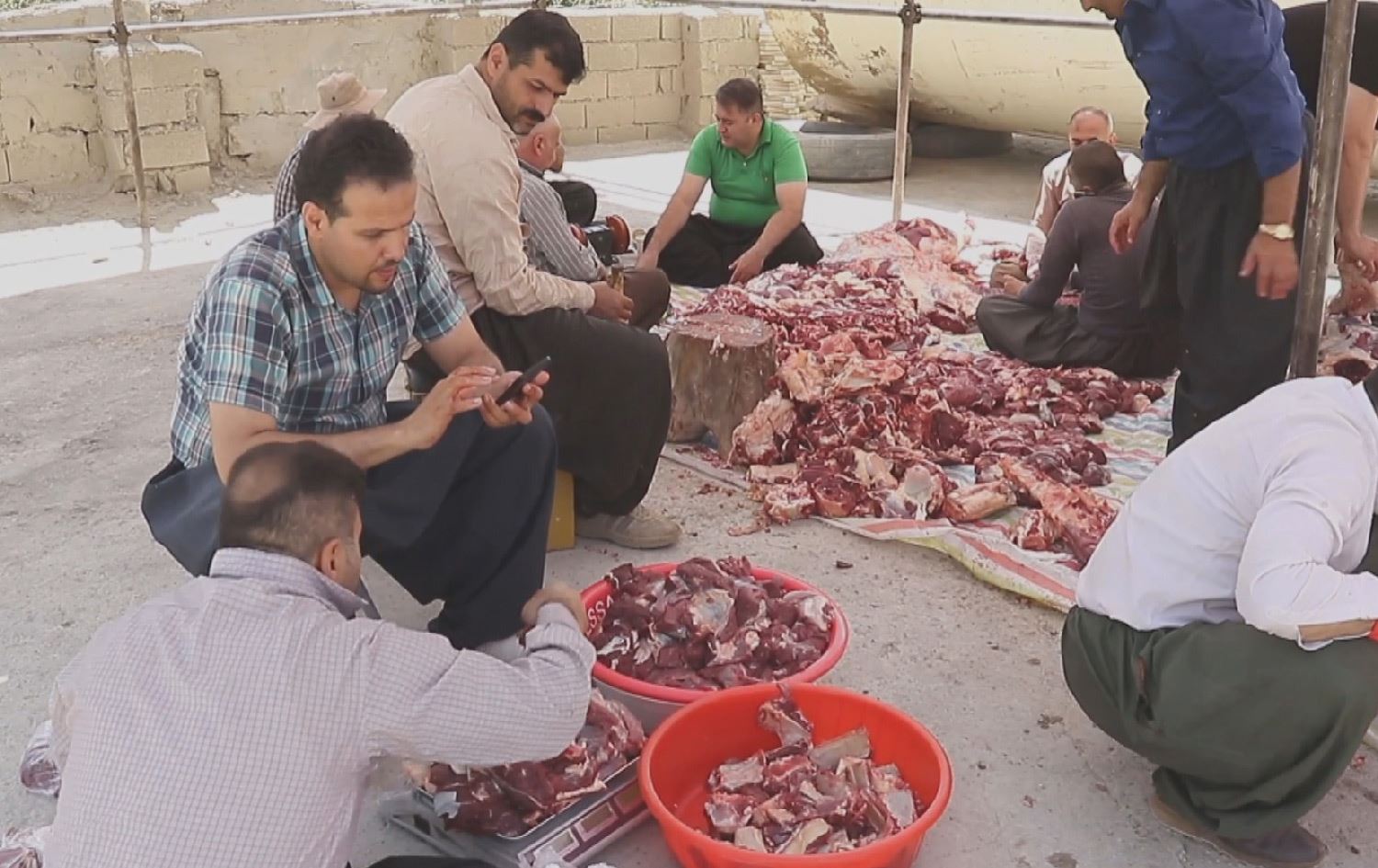 بنکەیەکی خێرخوازی لە بانە شەش تۆن گۆشتی قوربانی بەسەر خەڵکدا دابەش دەکات