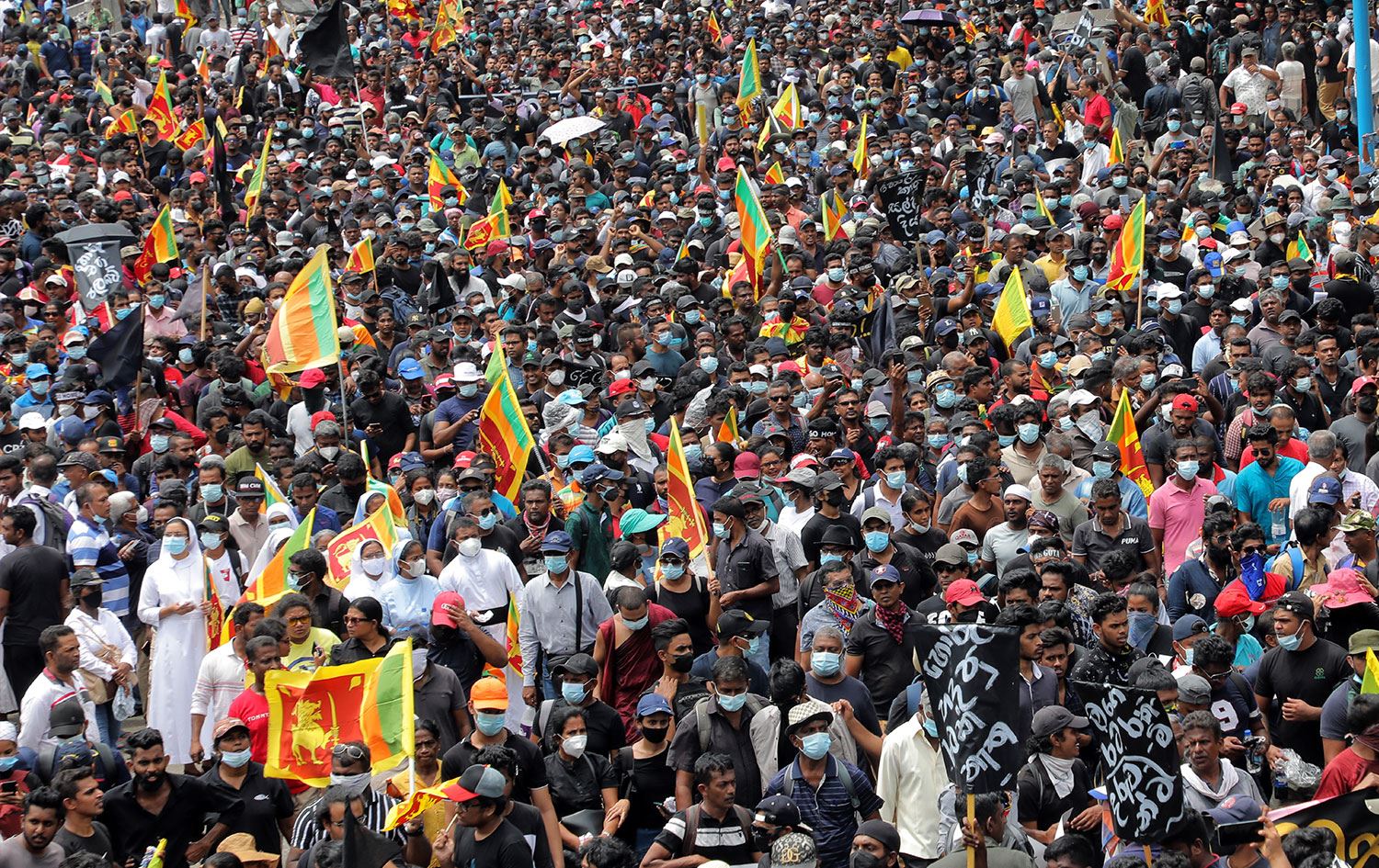 YENİLENDİ - Sri Lanka'da göstericiler Başbakanlık konutunu ateşe verdi