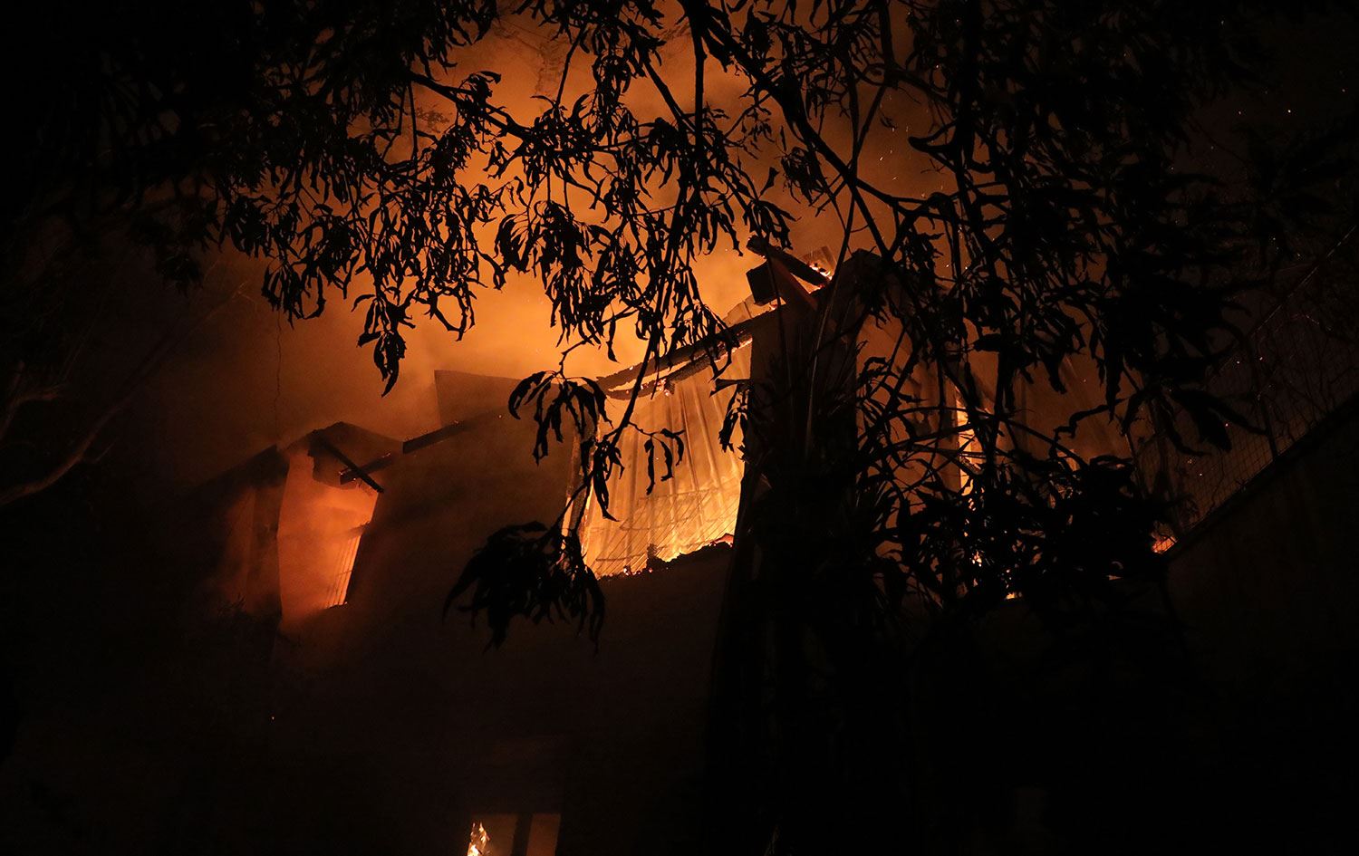 Konutu ateşe verilen Sri Lanka Devlet Başkanı istifayı kabul etti