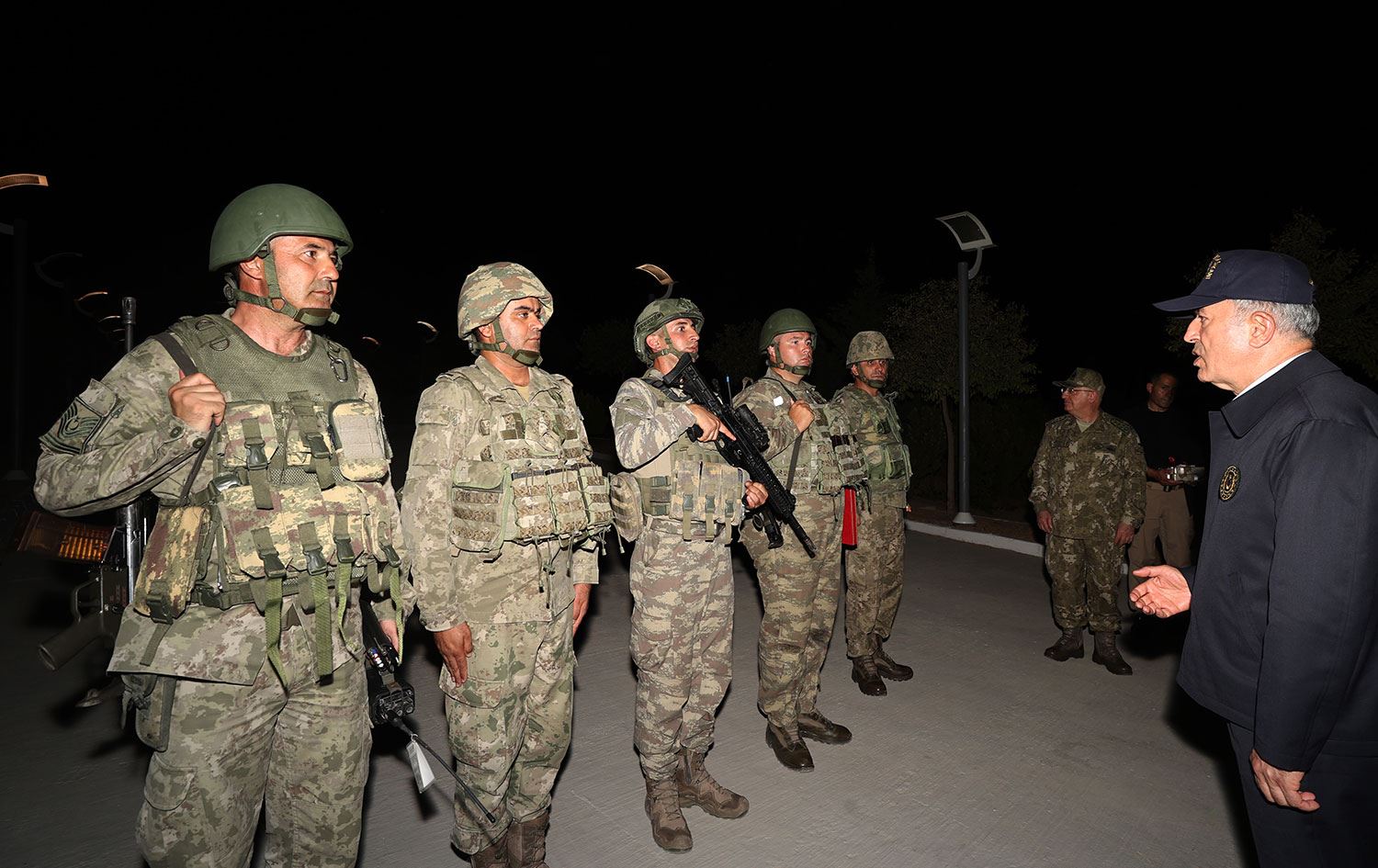 Hulusi Akar Kobani yakınlarında Süleyman Şah Türbesi'ni ziyaret etti