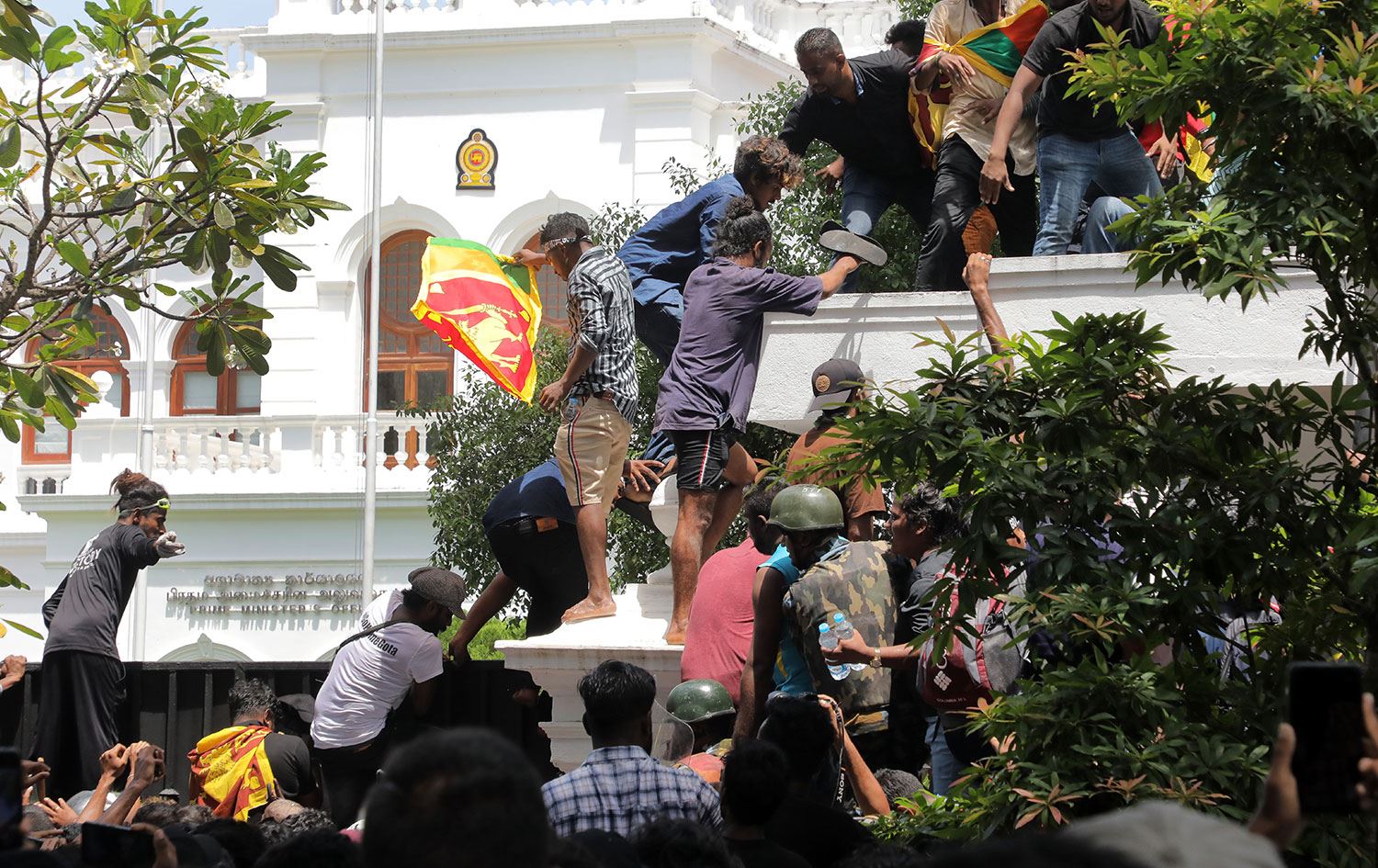 Sri Lanka'da halk Başbakanlık binasını bastı