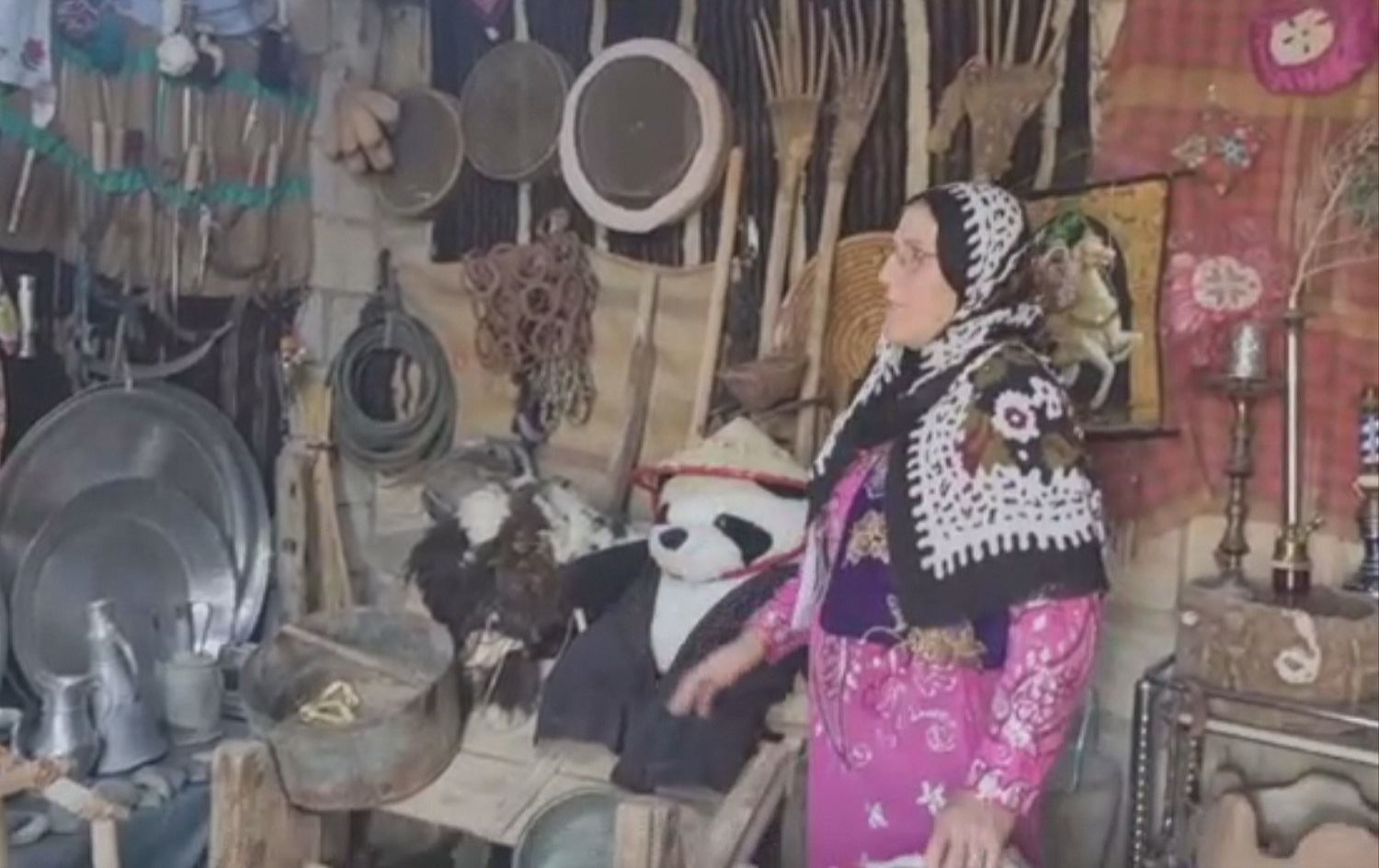 Jineke ji Rojavayê Kurdistanê beşek ji mala xwe kiriye muzexane