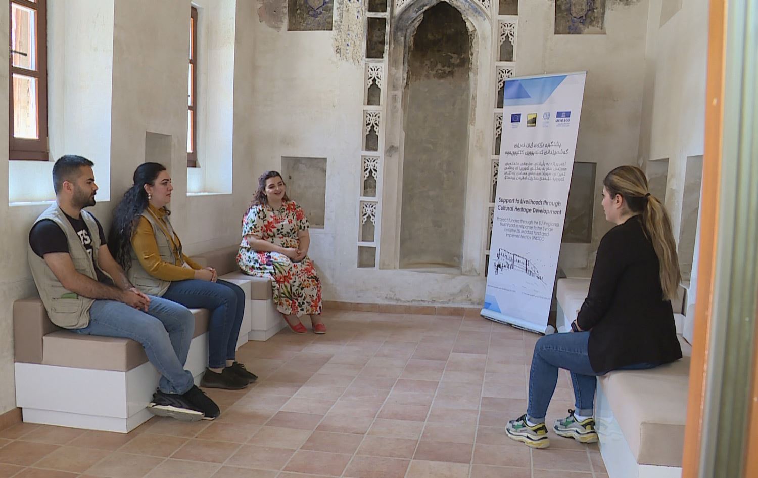 هاونیشتمانییەک رۆژانە لە قەڵای هەولێر باسی مێژووی قەڵاکە بۆ گەشتیاران دەکات