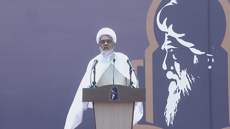 مەحموود جەیاشی لە کاتی خوێندنەوەی پەیامی موقتەدا سەدر