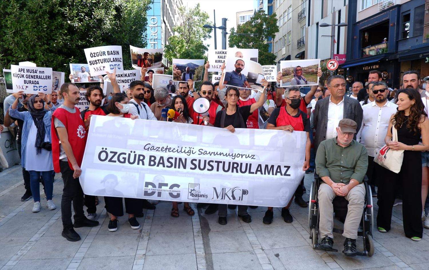 Li Stenbolê girtina rojnamevanên Kurd hat protestokirin