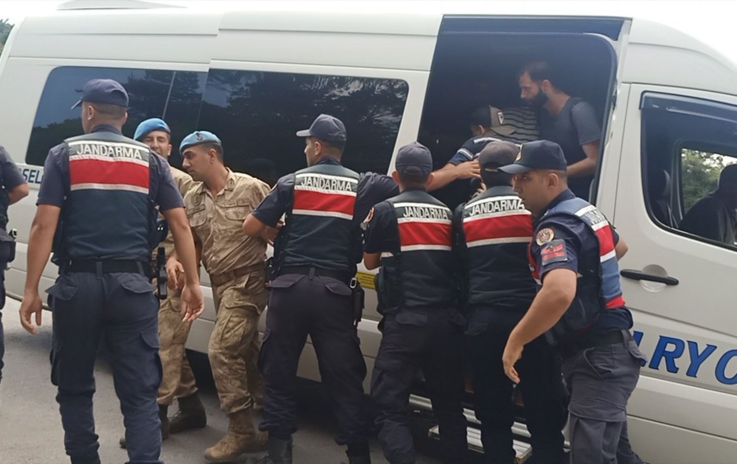 Li Zanîngeha Koçê cendirmeyan karkerên di grevê de desteser kirin