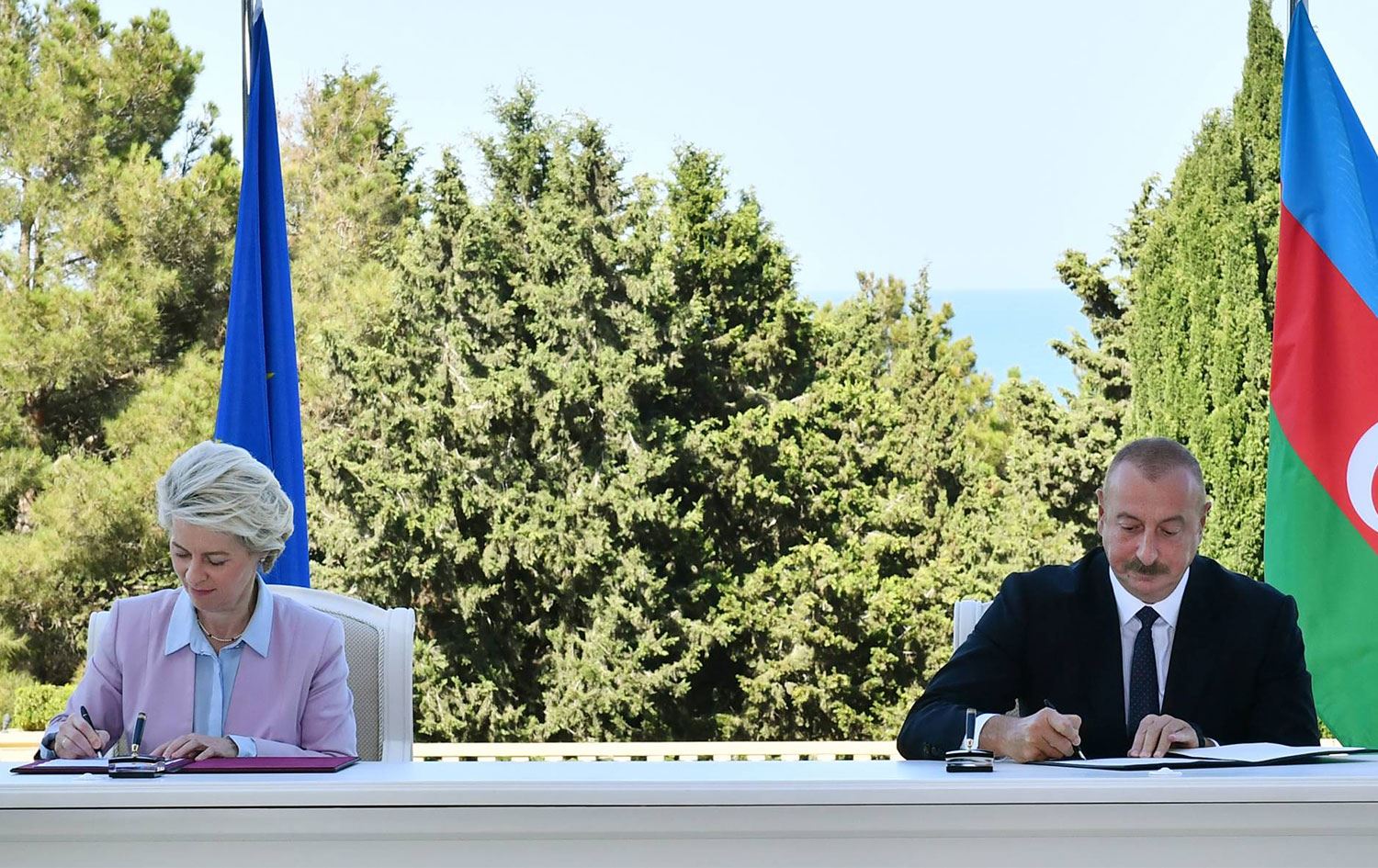 Azerbaycan ile AB arasında enerji alanında mutabakat imzalandı