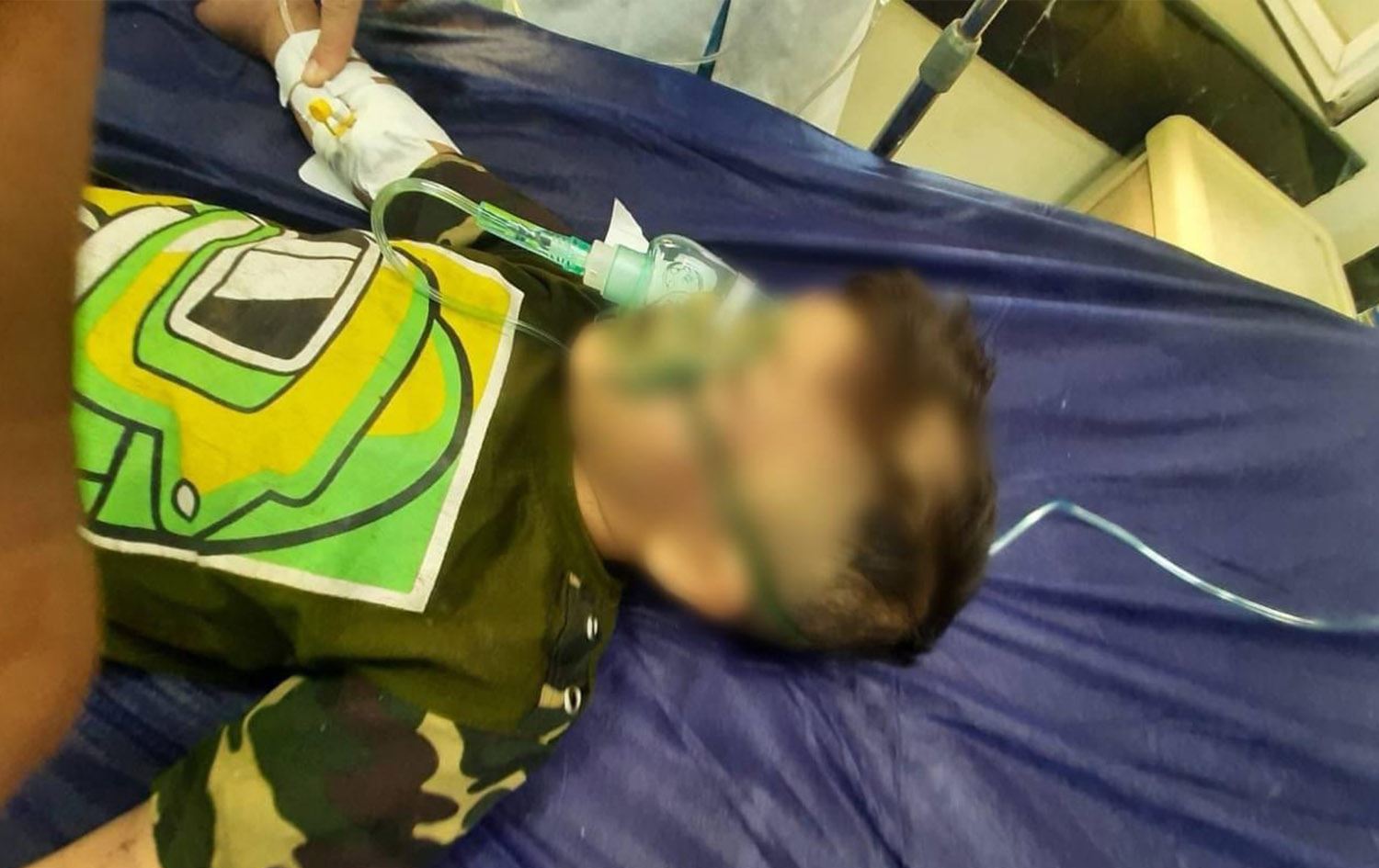 لە کەرکووک باوکێک منداڵەکەی ئەشکەنجە دەدات