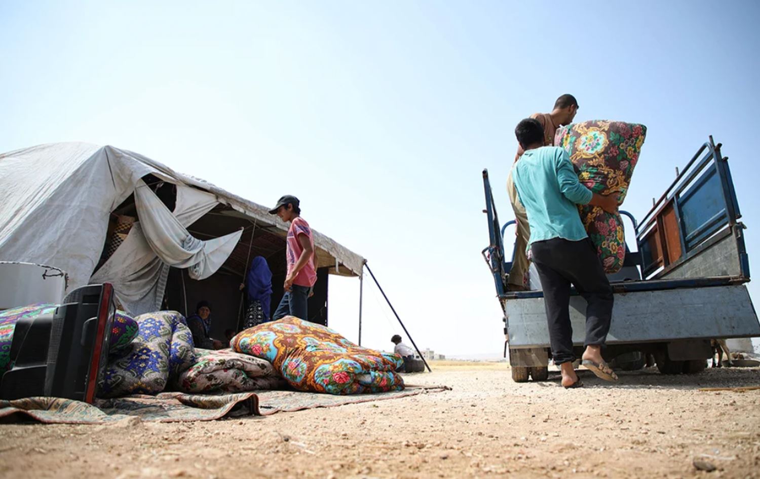 Xelkê Sûriyê bo debara jiyanê xanî û kelûpelên xwe difiroşin