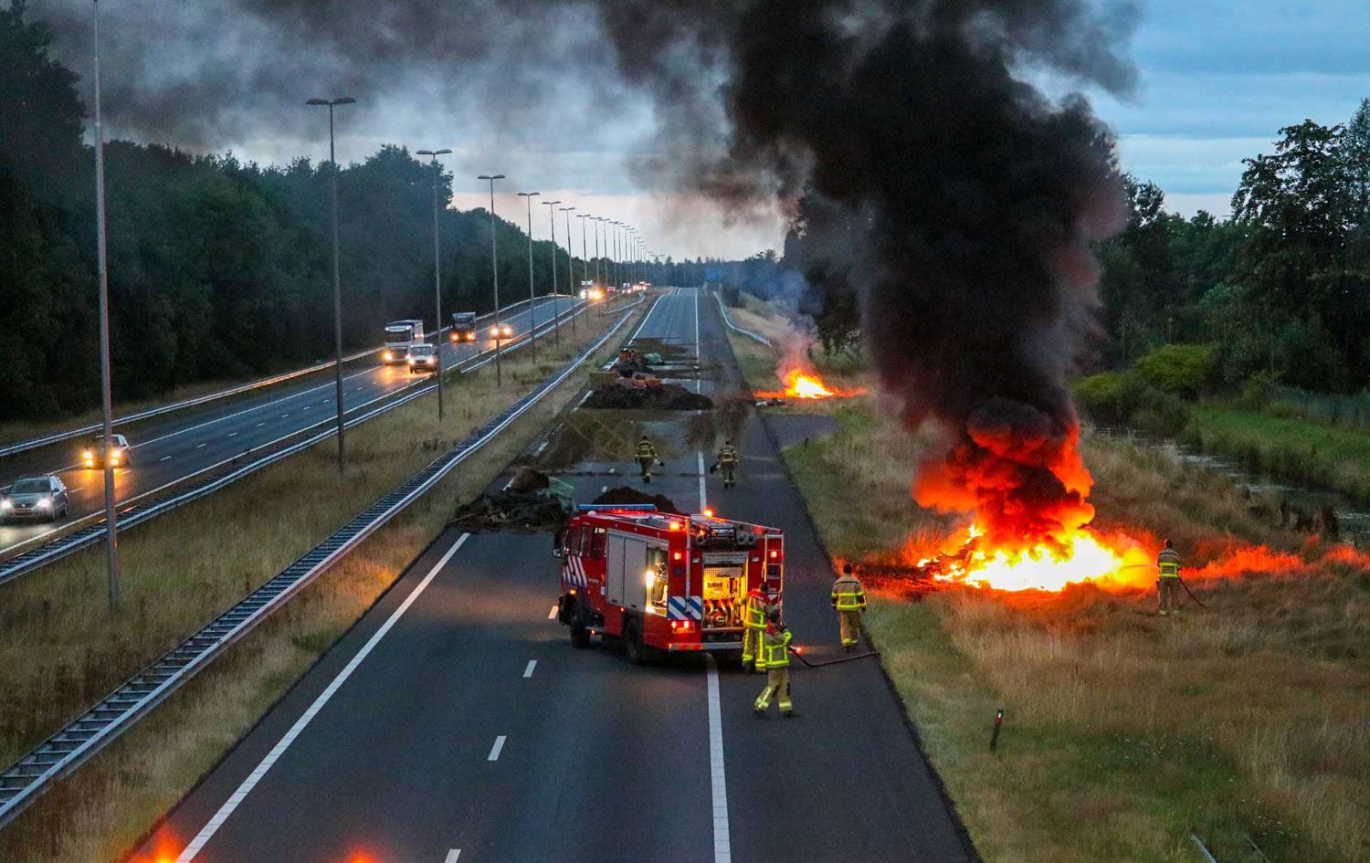 Hollanda'da yol kapatan çiftçiler saman balyalarını ateşe verdi