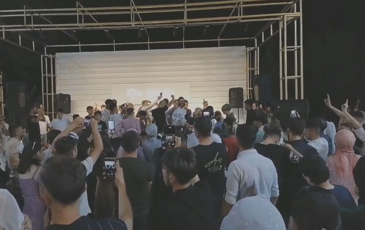 Hunermendê Kurd ji girtîgehê bi telefonê di daweta kurê xwe de stran got