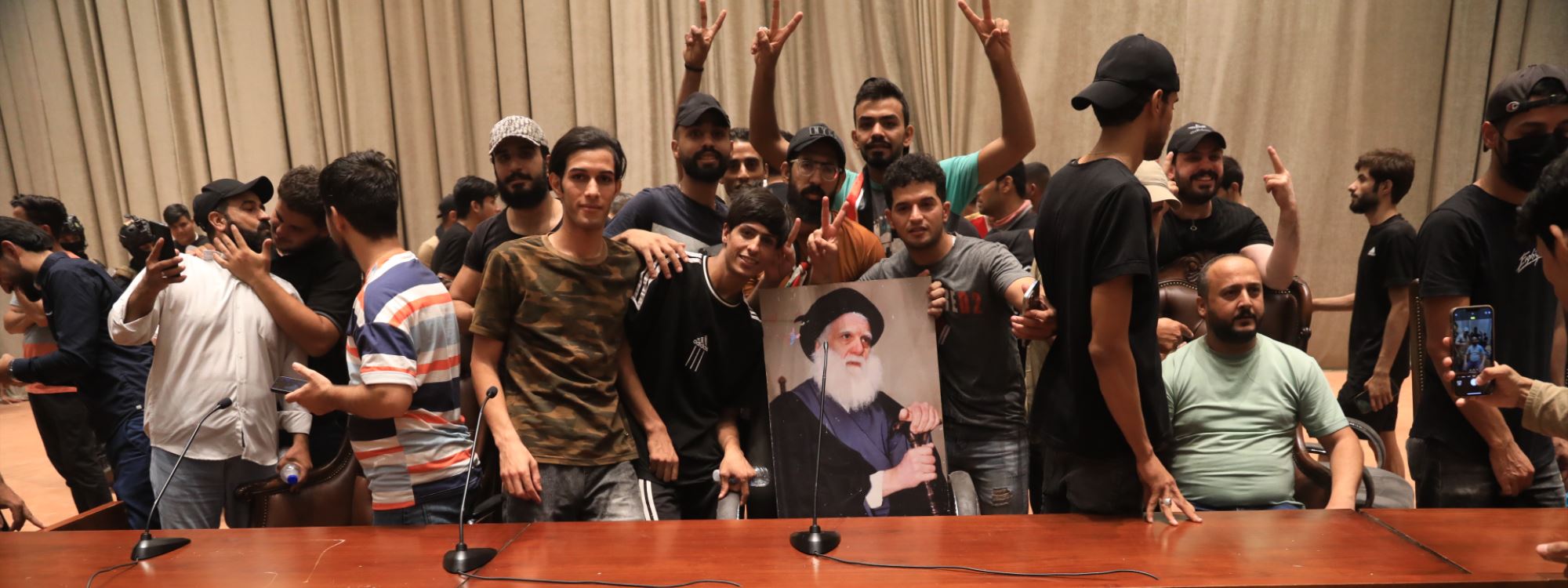 خۆپێشاندەران لەسەر کورسیی سەرۆکایەتی و ئەندامانی پەرلەمانی عێراق