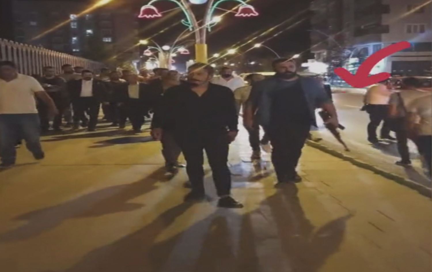 Serokê Şaredariya Agiriyê tevî grûpekê bi çek derket kolanên bajêr