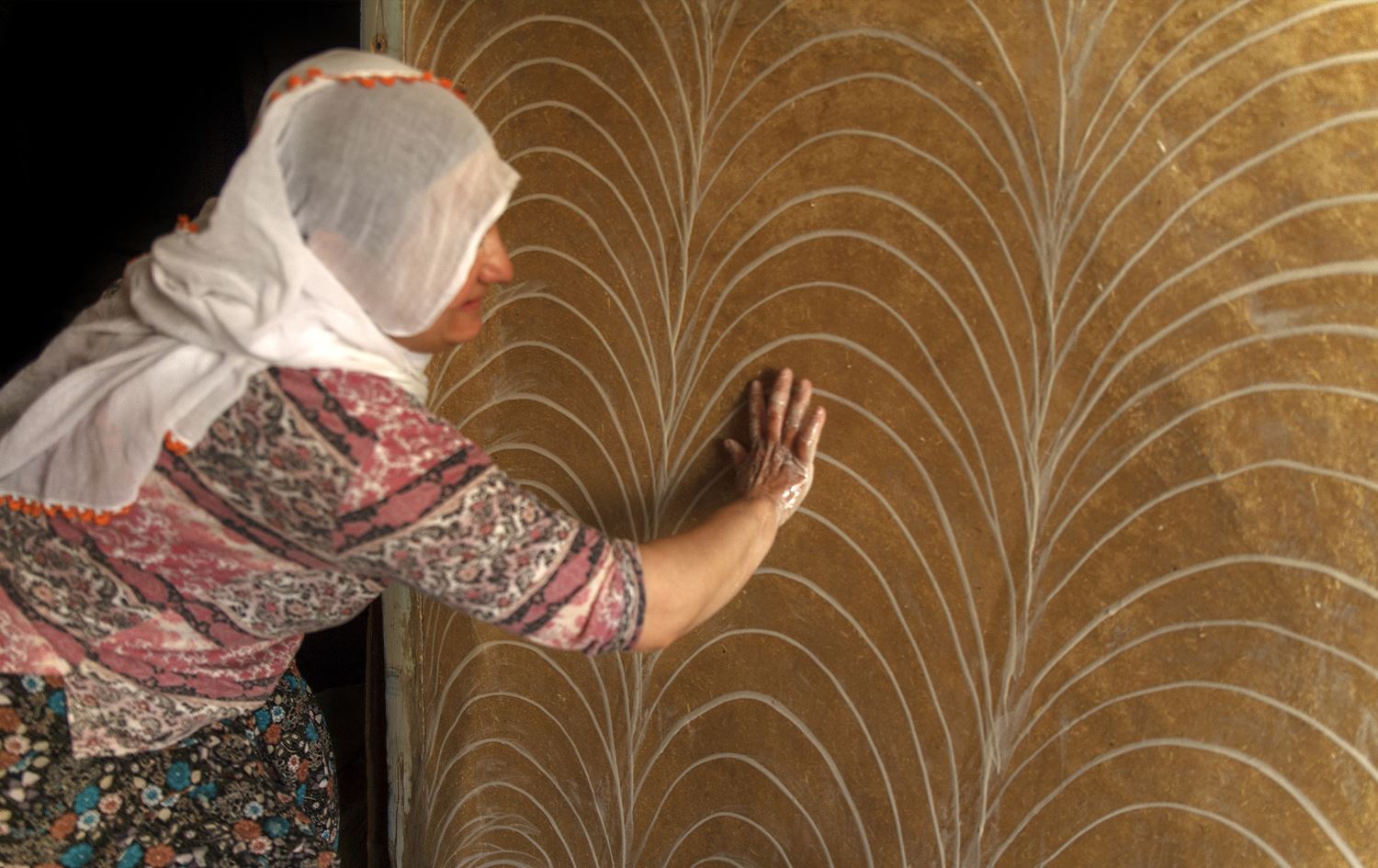 Li Meletî jin bi destan malên xwe dixemilînin