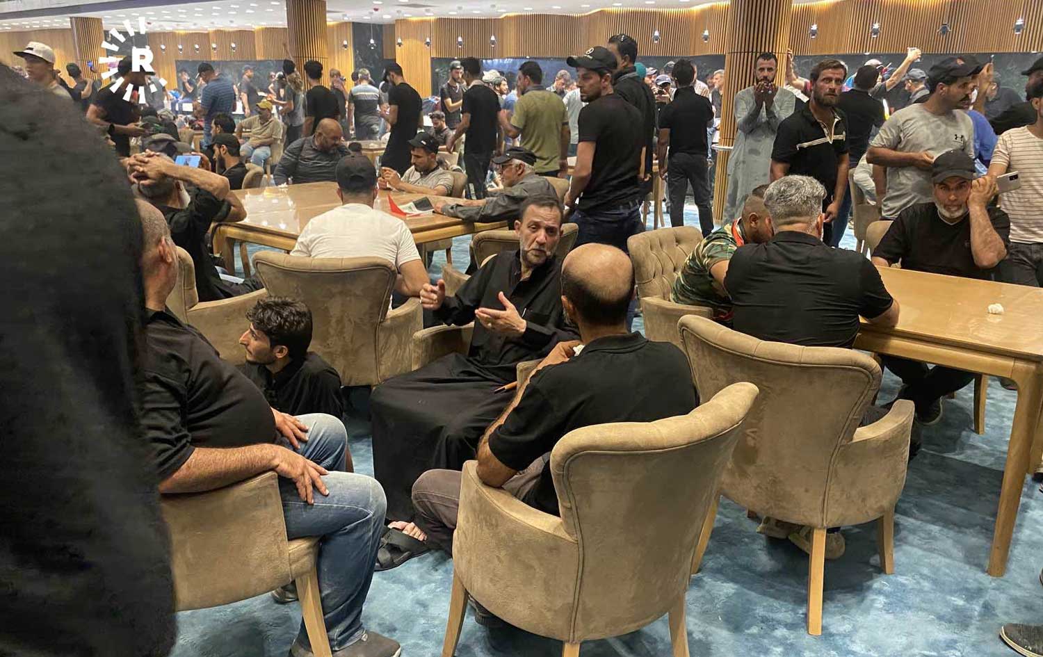  خۆپێشاندەران لەنێو کافتریای پەرلەمان