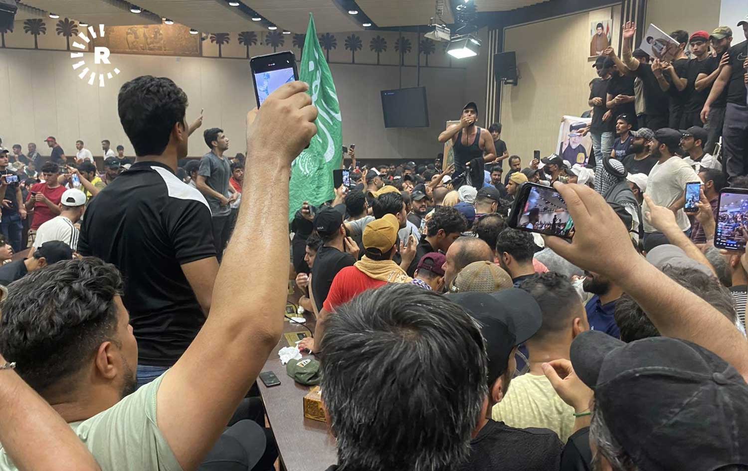 خۆپێشاندەران لەنێو هۆڵی کۆبوونەوەکانی پەرلەمان. وێنە: مستەفا گۆران - رووداو 