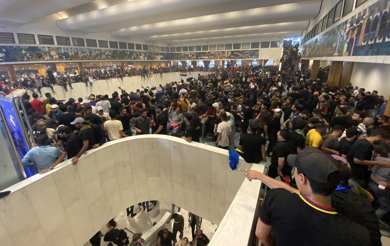   خۆپێشاندەران لەنێو پەرلەمانی عێراق 