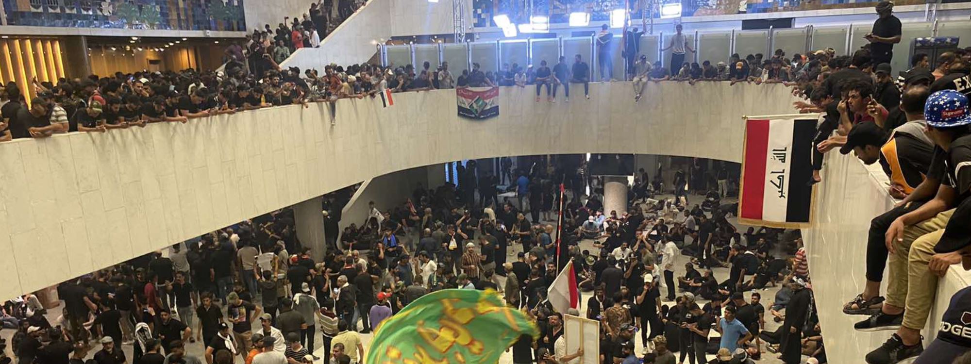 FOTO - Irak'ta Sadr taraftarları Parlamentoyu işgal etti