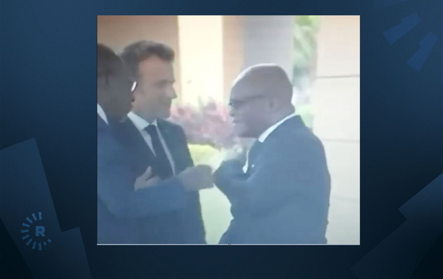 Benin Dışişleri Bakanı, Macron’un dokunduğu omuzunu temizledi