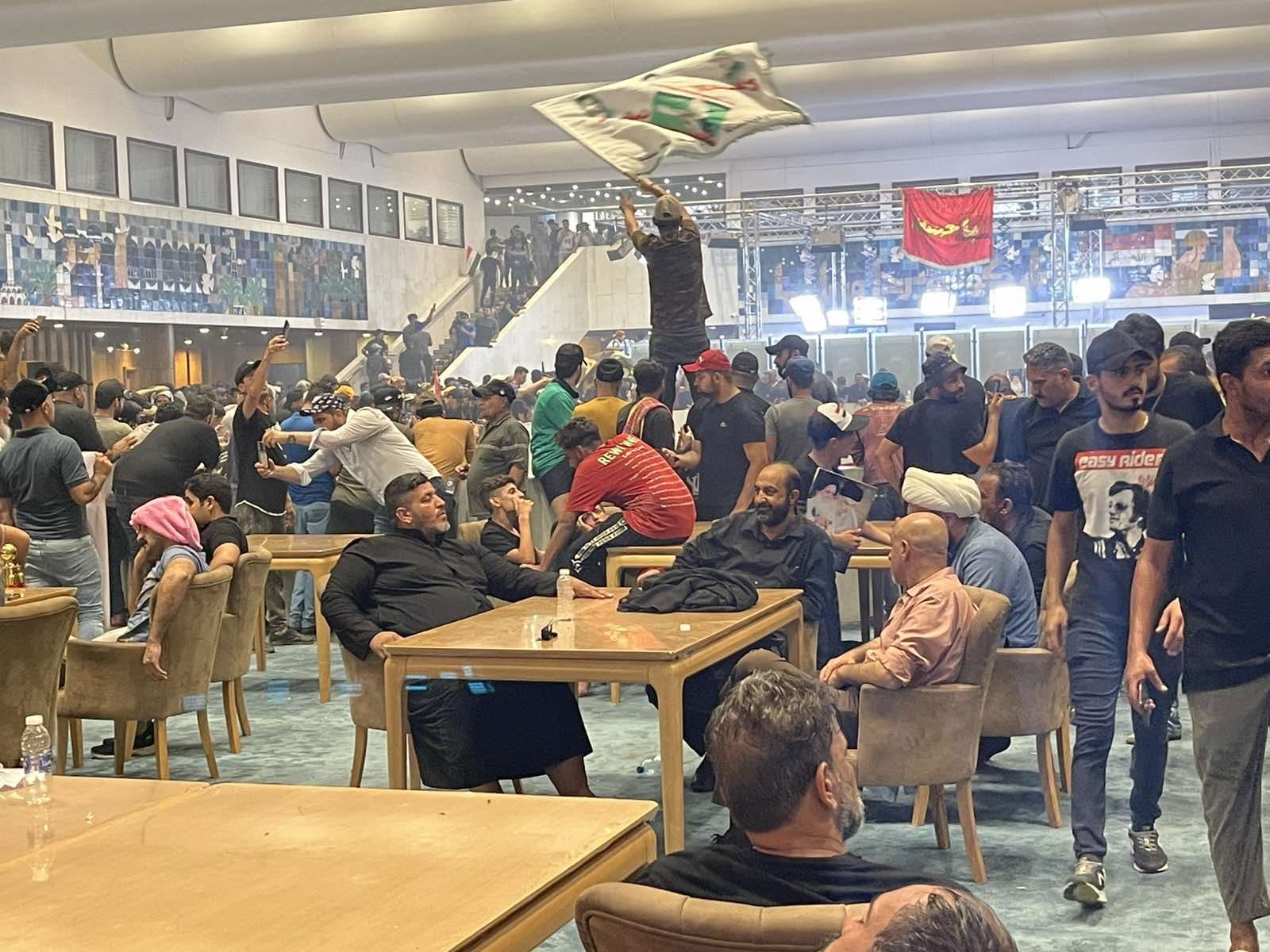 IRAK - Parlamentoyu işgal eden göstericiler: Gerekirse bir yıl kalırız