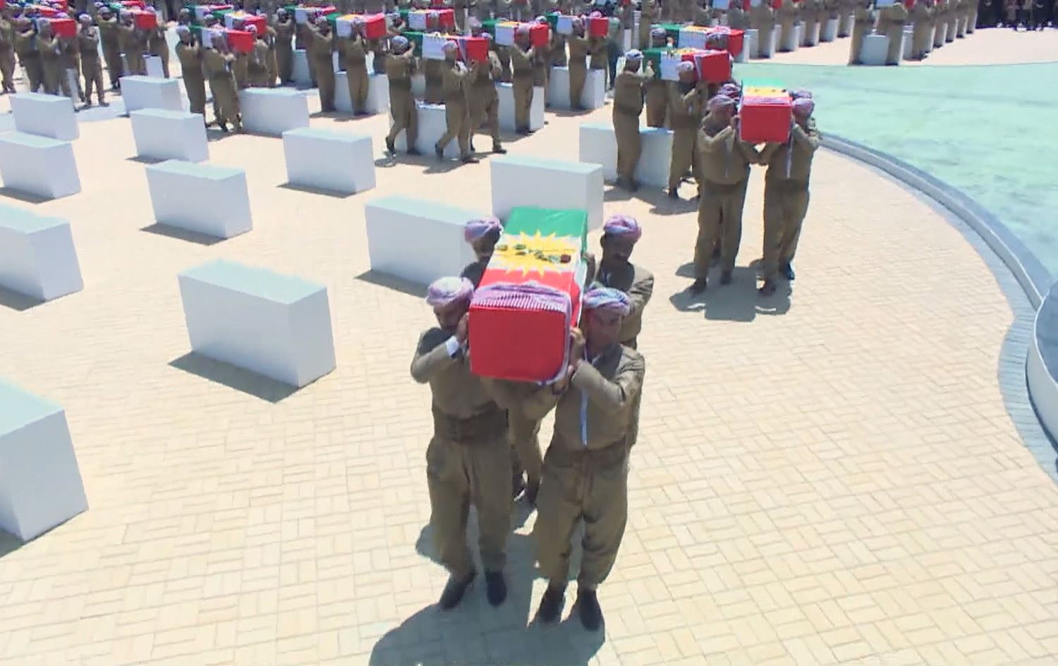 گریان و لاوانەوەی کەسوکاری ئەنفالکراوان لەسەر رووفاتەکانیان